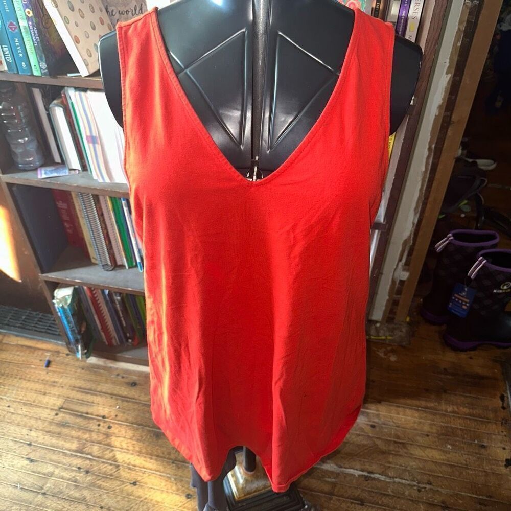 Torrid bright red v-neck size 4x knit sleeveless top